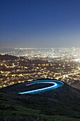 Blick auf beleuchtete Stadt von Twin Peaks in der Nacht, San Francisco, Kalifornien, USA