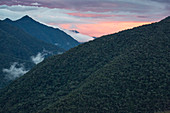 Schöne Naturlandschaft von Peru Cloud Forest auf den Bergen von der biologischen Forschungsstation Wayqecha, Paucartambo, Peru
