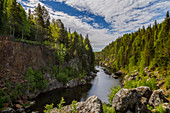 Schöne Naturlandschaft mit Felsen, Fluss und Wald, Utanede, Jamtland, Schweden
