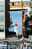 Durchblick durch modernes Gebäude auf Leuchturm, saniertem Hafenareal, Malmö, Südschweden, Schweden