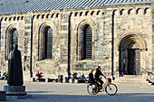Zwei Frauen fahren Fahrrad über Domplatz, Dom, Innen Astronomische Uhr, Lund, Skane, Südschweden, Schweden