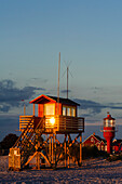 Retterungsschwimmerturm am Strand, Hafen im Hintergrund,  bei Skanör med Falsterbo, Skane, Südschweden, Schweden