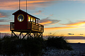 Retterungsschwimmerturm am Strand  bei Skanör med Falsterbo, Skane, Südschweden, Schweden