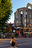 Young women at Stora Torget St. Karin ruins, Schweden