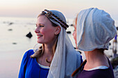 Menschen in Kostuemen am Strand, mittelalterliches Fest, Eroeffnugsfeier , Schweden