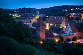 UNESCO Welterbe Kloster Maulbronn, Blick auf Klosterstadt während Blauer Stunde, Zisterzienserkloster, Maulbronn, Baden-Württemberg, Deutschland