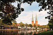 UNESCO Welterbe Hansestadt Lübeck, Blick über Trave hin zum Lübecker Dom, Schleswig-Holstein, Deutschland