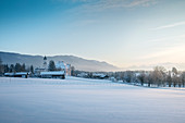 UNESCO Welterbe Wieskirche, Wallfahrtskirche im Pfaffenwinkel im Schnee mit Alpenblick, Steingaden, Bayern, Deutschland