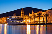 Kreuzfahrtschiff MS Romantic Star (Reisebüro Mittelthurgau) und beleuchtete Altstadt in der Abenddämmerung, Trogir, Split-Dalmatien, Kroatien, Europa