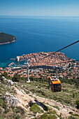 Blick auf Gondel und Altstadt von der Bergstation der Gondelbahn von Dubrovnik aus gesehen, Dubrovnik, Dubrovnik-Neretva, Kroatien, Europa