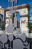 Torbogen Porte Guillaume Arc de Triomphe spiegelt sich in Schaufenster von Weinladen, Dijon, Côte-d'Or, Bourgogne Franche-Comté (Burgund), Frankreich, Europa