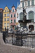 Neptunbrunnen vor historischen Gebäuden in der Altstadt, Danzig, Pommern, Polen, Europa