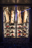 Fleischeslust: Steaks aus aller Welt werden im Fenster vor dem Surf & Turf Restaurant an Bord von Kreuzfahrtschiff Mein Schiff 6 (TUI Cruises) zur Schau und zur Auswahl gestellt, Ostsee, nahe Dänemark, Europa