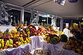 Obst- und Schokoladenbuffet bei Poolparty auf dem Pooldeck von Kreuzfahrtschiff Mein Schiff 6 (TUI Cruises) bei Nacht, Ostsee, nahe Dänemark, Europa