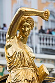 Goldene Skulptur an Große Kaskade vor dem Palast von Schloss Peterhof, nahe Sankt Petersburg, Russland, Europa