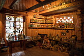 Wodkamuseum mit hunderten von Flaschen im Museumsdorf Mandrogi am Fluss Swir, Mandrogi, Russland, Europa