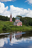 Kasaner Kirche der Verklärung gesehen vom Flusskreuzfahrtschiff Excellence Katharina von Reisebüro Mittelthurgau (ehemals MS General Lavrinenkov) auf Fluss Wolga, Tutayew, nahe Jaroslawl, Russland, Europa