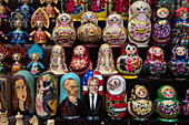 Matrioschka Holzpuppen mit außergewöhnlichen Motiven in einem Souvenirladen, Uglitsch, Russland, Europa