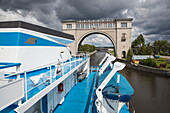 Flusskreuzfahrtschiff Excellence Katharina vom Reisebüro Mittelthurgau (ehemals MS General Lavrinenkov) fährt aus der Uglitsch-Schleuse an der Wolga aus, Uglitsch, Russland, Europa
