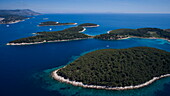 Luftaufnahme von Inseln in der Adria, nahe Hvar, Split-Dalmatien, Kroatien, Europa