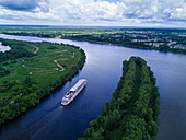 Luftaufnahme von Flusskreuzfahrtschiff beim Verlassen der Schleuse von Uglitsch auf dem Fluss Wolga, Russland, Europa