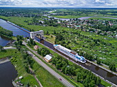 Luftaufnahme von Flusskreuzfahrtschiff Excellence Katharina vom Reisebüro Mittelthurgau (ehemals MS General Lavrinenkov) in der Schleuse von Uglitsch auf dem Fluss Wolga, Russland, Europa