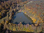 Luftaufnahme von Aubachseen mit Herbstwald, Habichsthal, Spessart-Mainland, Franken, Bayern, Deutschland, Europa