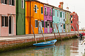 bunte Häuser, Kanal mit Boot, Burano, Insel bei  Venedig, Venetien, Veneto, Italien, Europa