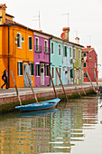 bunte Häuser, Kanal mit Boot, Burano, Insel bei  Venedig, Venetien, Veneto, Italien, Europa