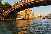 Ponte dell  Accademia, Holzbrücke, Canal Grande, Venedig, UNESCO Welterbe, Weltkulturerbe, Venetien, Veneto, Italien, Europa