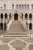 Scala dei Giganzi, outside staircase, inner courtyard, Palazzo Ducale, Doge´s Palace, Venezia, Venice, UNESCO World Heritage Site, Veneto, Italy, Europe