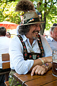 Stammtischgast im Biergarten am Viktualienmarkt in München, Bayern