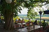 Biergarten auf dem Bogenberg hoch über der Donau, Bogen, Niederbayern