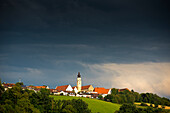 Blick zum Kloster Windberg in Windberg, Niederbayern
