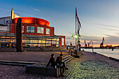 Menschen sitzen vor Oper am Hafen , Schweden
