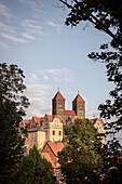 UNESCO Welterbe Fachwerkstadt Quedlinburg, Quedlinburger Schloss und Stiftskirche St. Servatii mit Stiftsgebäuden auf dem Schlossberg, Altstadt, Sachsen-Anhalt, Deutschland