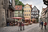 UNESCO Welterbe Fachwerkstadt Quedlinburg, Menschen sitzen in Café in der Altstadt, Sachsen-Anhalt, Deutschland