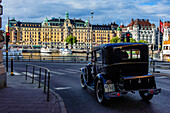 edle Buergerhaeuser an Strandvaegen und Oldtimer im Vordergrund , Stockholm, Schweden