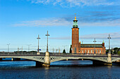 Stadshuset Rathaus mit Brücke davor , Stockholm, Schweden