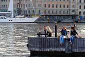 Mensche geniesen den Abend am Strandvaegen , Stockholm, Schweden