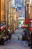 Frau mit Einkaufstüten in den Gasser der Altstadt Gamla Stan , Stockholm, Schweden