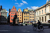 Radfahrer auf dem Hauptplatz Stortorget  in der Altstadt Gamla Stan , Stockholm, Schweden