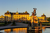 Schloss Drottningholm mit Springbrunnen , Stockholm, Schweden