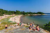 Badestrand auf der beliebte Ausflugsinsel Sandhamn , Stockholm, Schweden