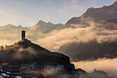 Tower of Steinsberg Castle shrouded by mist, Ardez, canton of Graub?nden, district of Inn, lower Engadine, Switzerland, Europe
