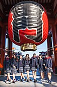 Japan, Honshu, Tokyo, Asakusa, Sensoji Temple aka Asakusa Kannon Temple, Kaminarimon Gate