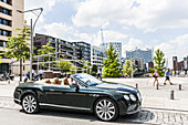 Bentley Sportcoupé Continental GT Cabrio mit Elbphilharmonie im Hintergrund in Hamburg, Hamburg, Norddeutschland, Deutschland