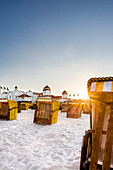 Kurshaus im Gegenlicht, Strandkörbe bei Sonnenuntergang, Binz, Rügen, Mecklenburg-Vorpommern, Deutschland