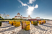 Kurshaus im Gegenlicht, Strandkörbe bei Sonnenuntergang, Binz, Rügen, Mecklenburg-Vorpommern, Deutschland