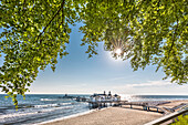 Seebrücke im Gegenlicht, Sellin, Rügen, Mecklenburg-Vorpommern, Deutschland